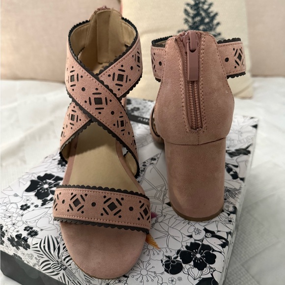 Chinese Laundry Women's Brown Cutout Sandals - Picture 2 of 6